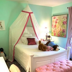 Pottery Barn Lilly Pulitzer -Canopy In M'Ocean Eyelet